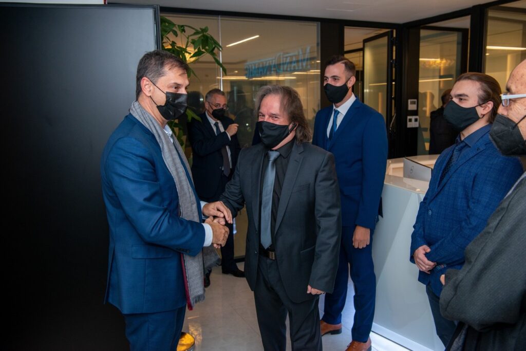 Ο κ. Χάρης Θεοχάρης με τον κ. Πέτρο Νίκου στα εγκαίνια των γραφείων της MANDYNAMIC στην Αθήνα το 2021